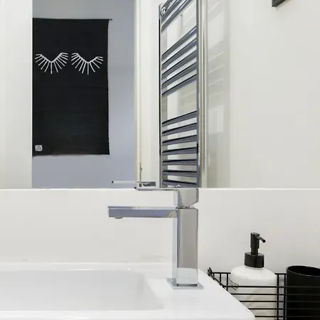 Update Urban Chic Flat In 19th Century Building 2 Bedrooms & 2 Bathrooms & Ac Alfama District * 리스본