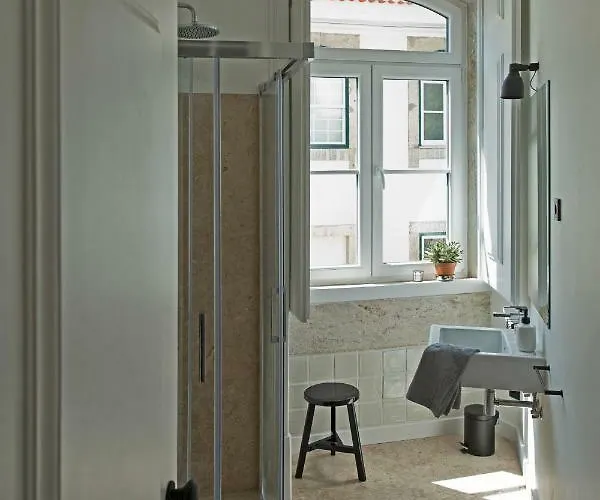 Appartamento Update Urban Chic Flat In 19th Century Building 2 Bedrooms & 2 Bathrooms & Ac Alfama District Lisbona
