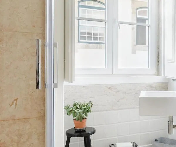 Апартаменты Update Urban Chic Flat In 19th Century Building 2 Bedrooms & 2 Bathrooms & Ac Alfama District *