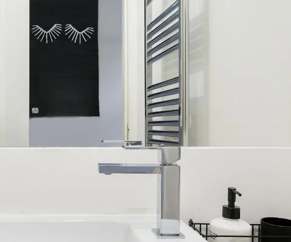 Update Urban Chic Flat In 19th Century Building 2 Bedrooms & 2 Bathrooms & Ac Alfama District * Лиссабон