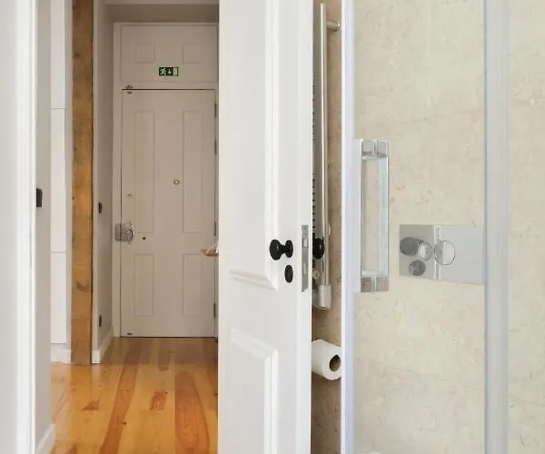 Апартаменты Update Urban Chic Flat In 19th Century Building 2 Bedrooms & 2 Bathrooms & Ac Alfama District