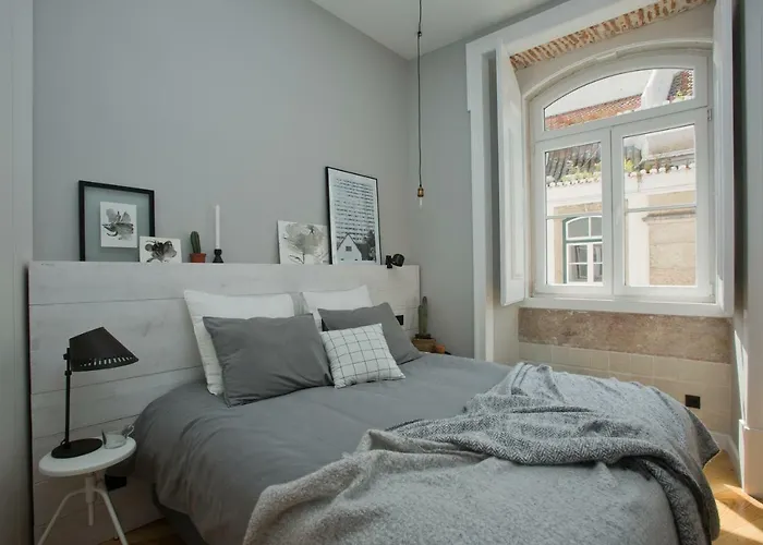 Апартаменты Update Urban Chic Flat In 19th Century Building 2 Bedrooms & 2 Bathrooms & Ac Alfama District Лиссабон